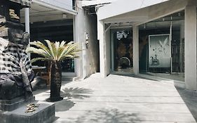 Lloyd's Inn Bali